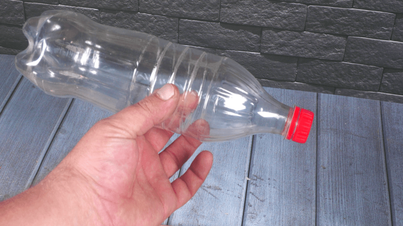 Отличная самоделка получилась из магнита и пластиковой бутылки, пригодится в каждом доме