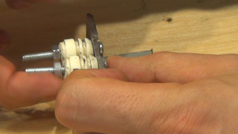 Я сделал простой инструмент для заточки ножей из старых свечей зажигания