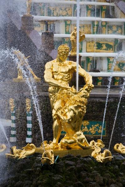 Почему фонтаны Петергофа не замерзают и как их чистят?
