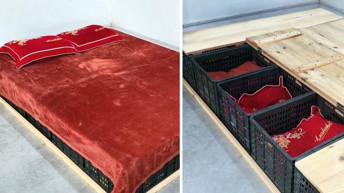 Кровать из пластиковых овощных ящиков с многочисленными местами для хранения