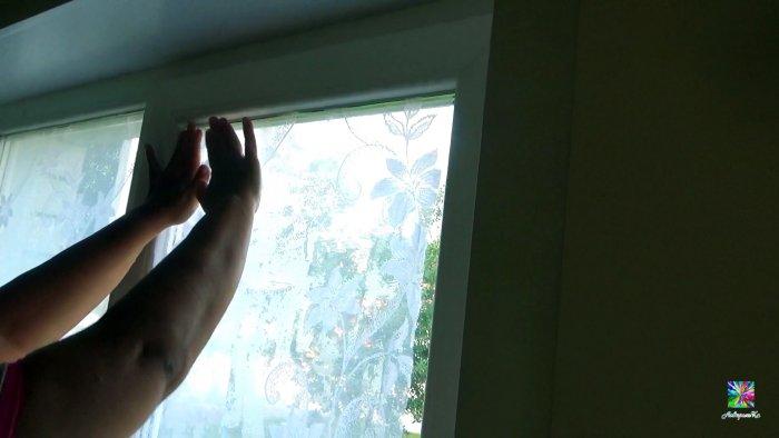 Зачем клеить тюль на окна вместо рулонных штор? Волшебная подсказка для партеров