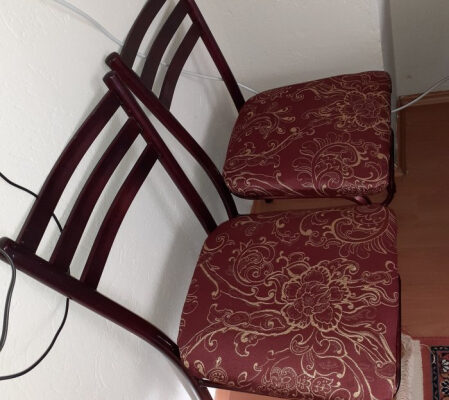 Заменил обшивку старого стула и получил оригинальную мебель