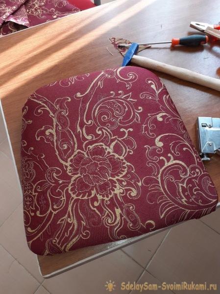 Замените обивку на старом стуле, чтобы получить оригинальный предмет мебели