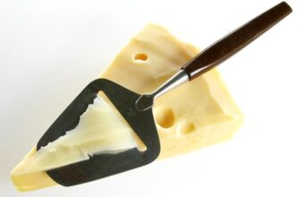 Нож, который сначала не понравился никому: история изобретения рубанка для сыра