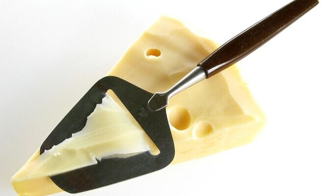Нож, который сначала не понравился никому: история изобретения рубанка для сыра