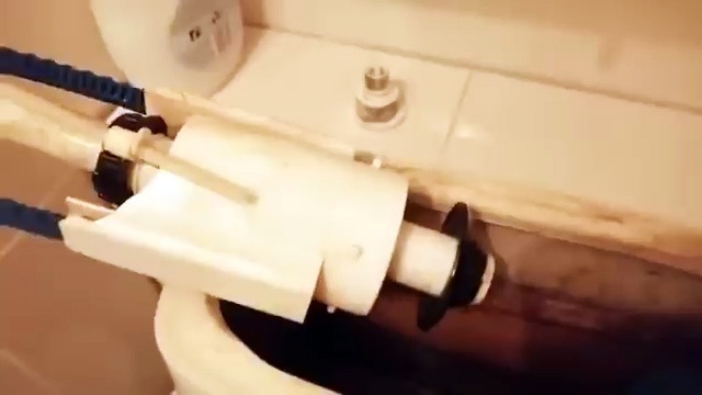 Как починить протекающий унитаз за 2 минуты без замены деталей