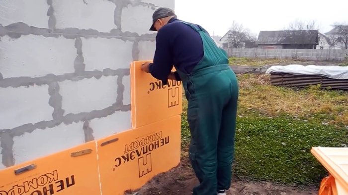 Процесс крепления пеноплекса к пеноблочным стенам