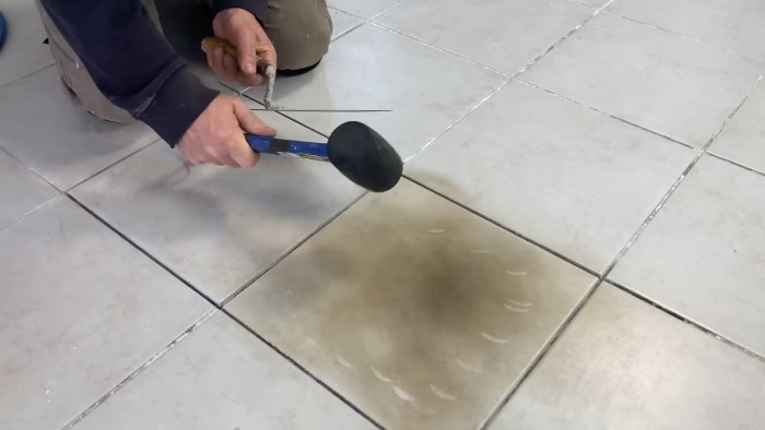 Удаление плитки с помощью резиновой киянки