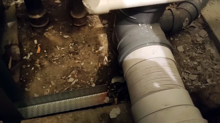 1 частая причина запаха канализации в туалете и метод ее устранения