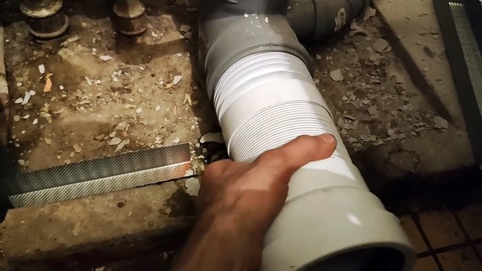 1 частая причина запаха канализации в туалете и метод ее устранения