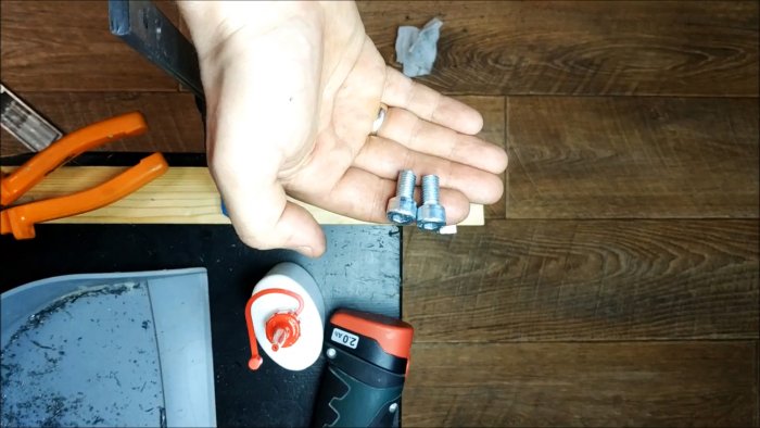 Процесс сверления болтов для светильника